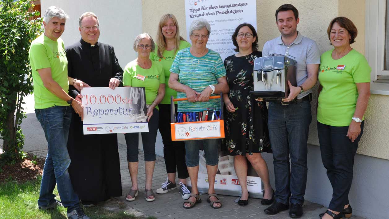 Reparieren statt wegwerfen: Zur 10.000sten Reparatur bei einem Repair Café in Tirol fanden sich viele Gratulanten ein.